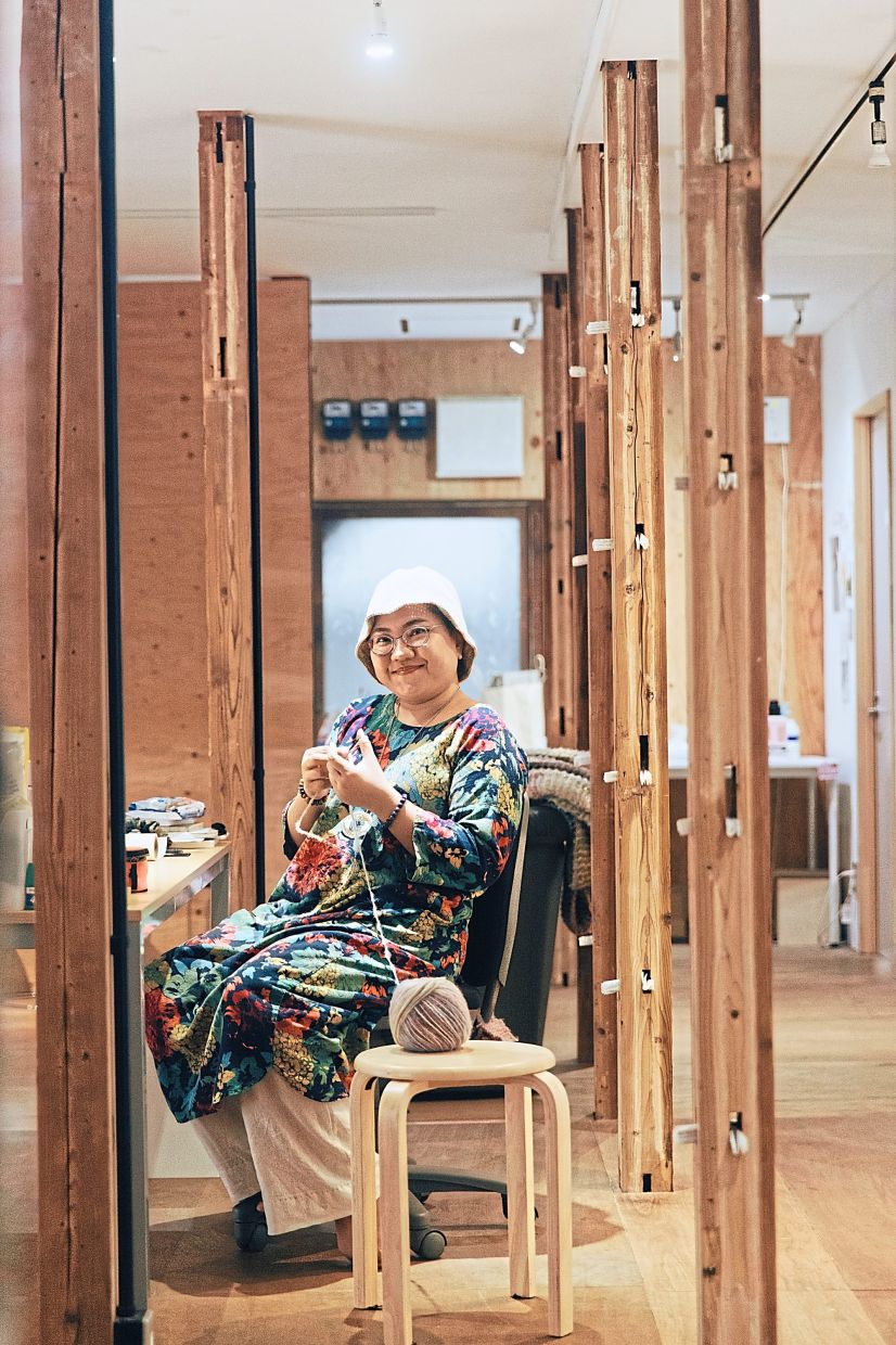 Xeem seen knitting in her Yokohama residency apartment, recreating the building’s original pillars in her installation. Photo: Liu Shujia