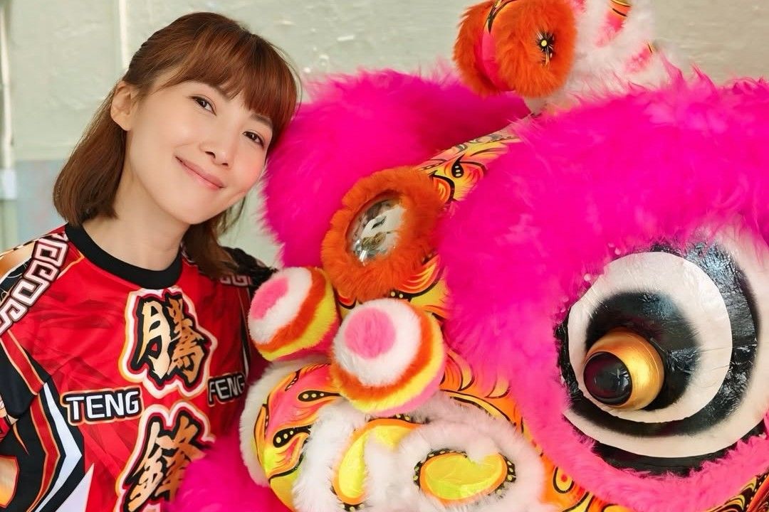 Singaporean actress Jeanette Aw learns lion dance in 3 hours, performs for seniors at nursing home