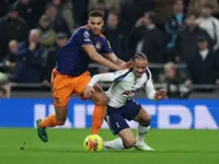 Soccer-Tottenham gloom deepens, Man Utd salvage point at West Ham