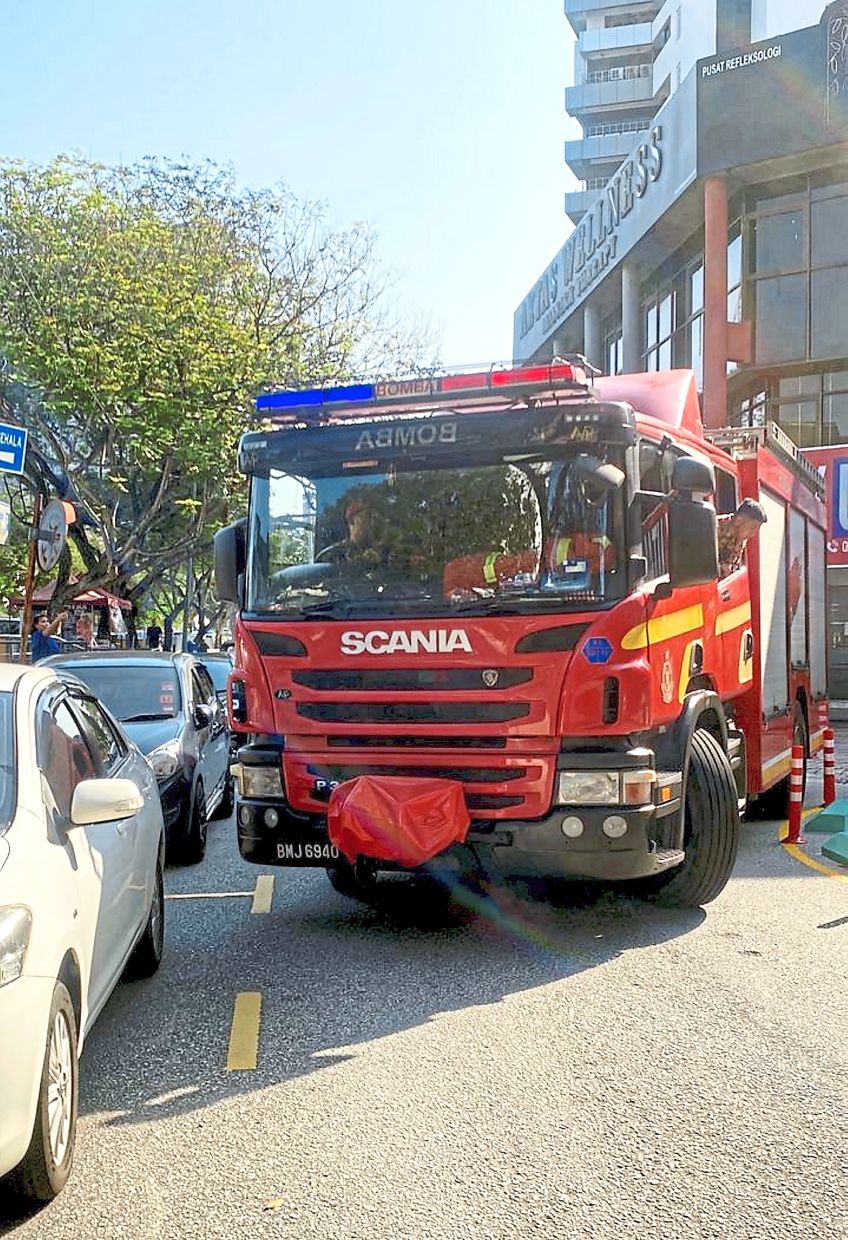 A screengrab of a fire truck attempting to maneuver into Jalan Tun Mohd Fuad in TTDI during a test run on Jan 13. DBKL said rectifications have been since been made. — Courtesy TTDIRA