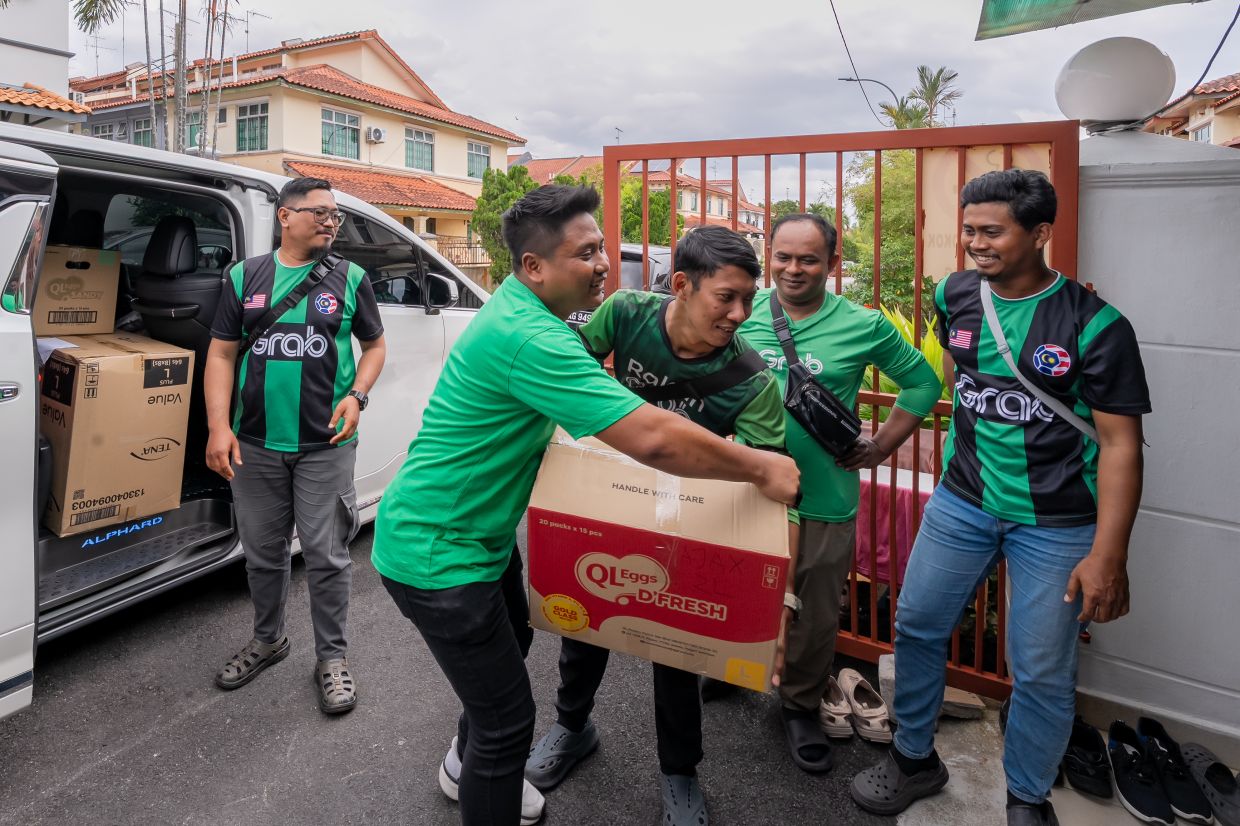 Grab driver- and delivery-partners come together to deliver festive essentials to communities in need during Grab’s CNY visit to Pusat Jagaan Warga Tua Sri Orkid in Johor.