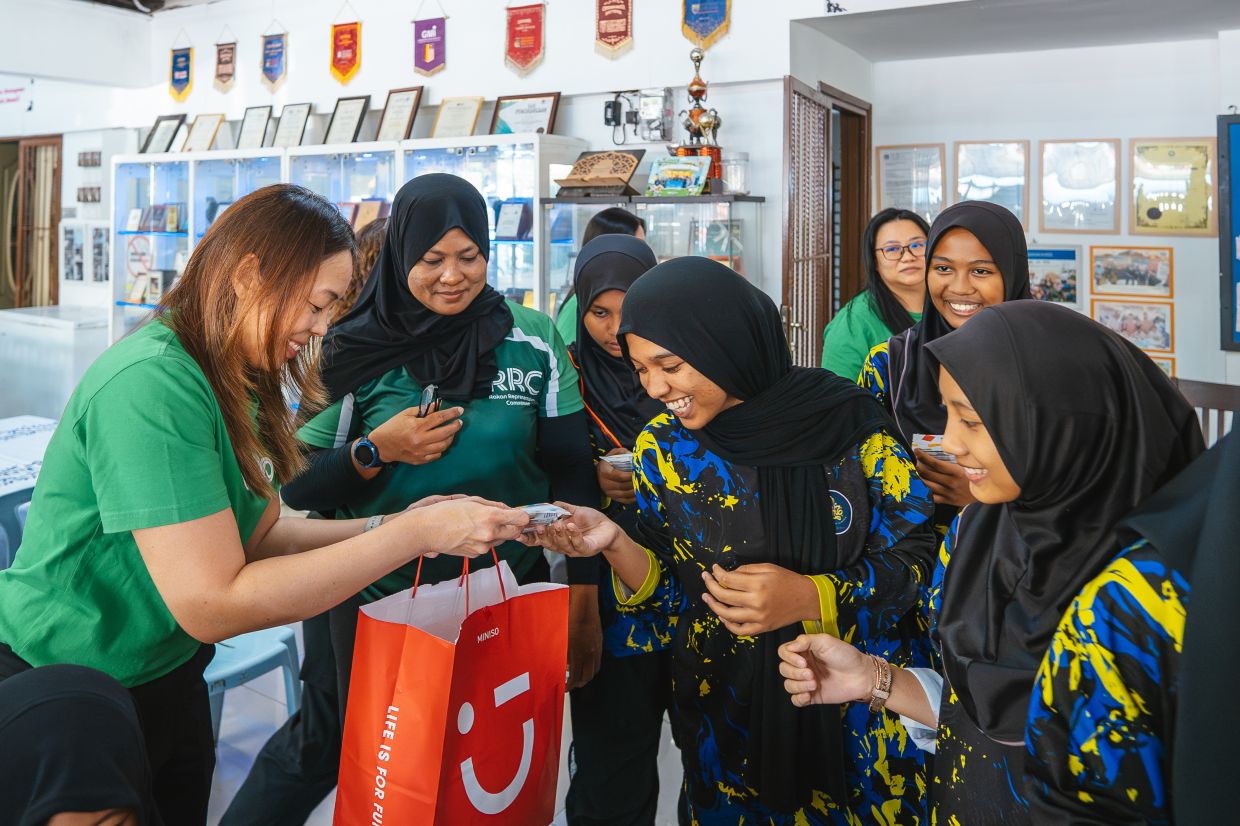 “The festive season is a time for togetherness,” said Foo, who shared a light moment with the girls during Grab’s Chinese New Year #GrabBersamaMalaysia initiative.