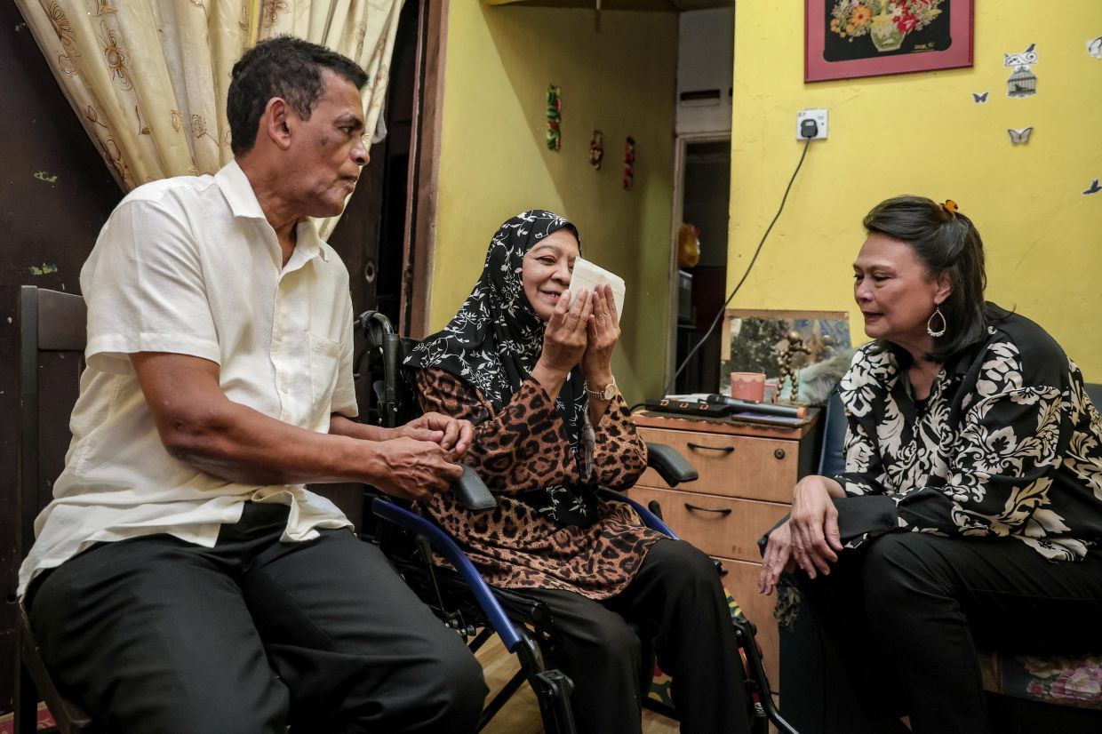 Karyawan helps singer Mama Rina obtain treatment, prosthetic leg | The Star