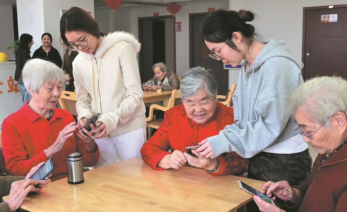 More seniors in China growing addicted to the internet; loneliness, boredom cited as key reasons