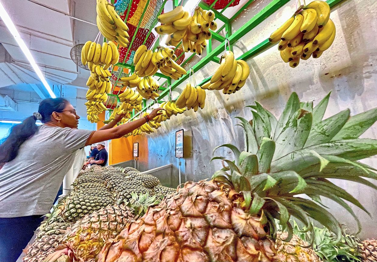 Choosing homegrown fruits supports local farmers, reduces food miles and promotes a more sustainable food system. 