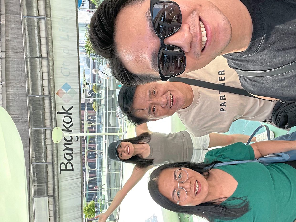 甘(左二)、她的父母和弟弟选择出国旅行,作为一种更轻松的方式来庆祝农历新年假期。