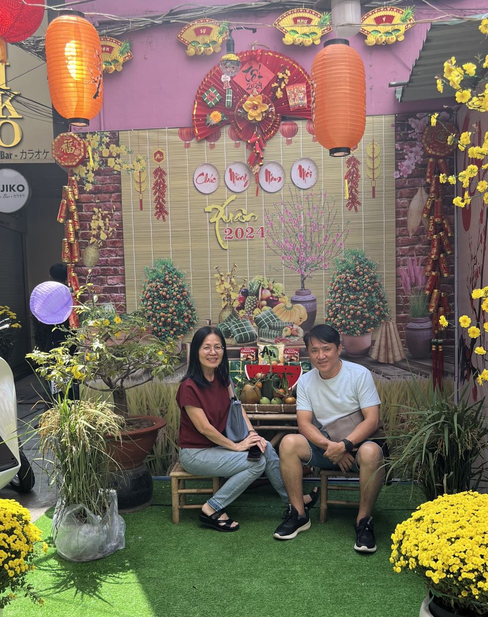 张(左)和颜文宏认为农历新年是与孩子一起旅行并与家人共度美好时光的难得机会。