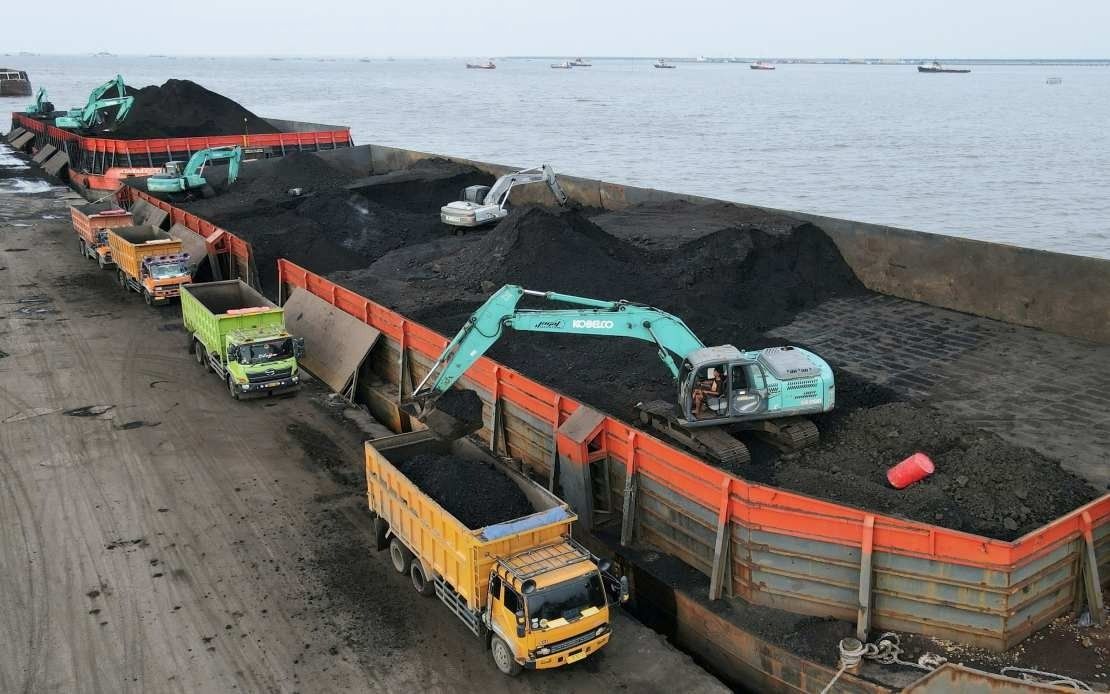 Indonesia to cut coal output to lift prices: minister