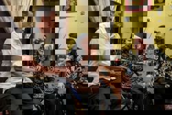 Karyawan helps singer Mama Rina obtain treatment, prosthetic leg