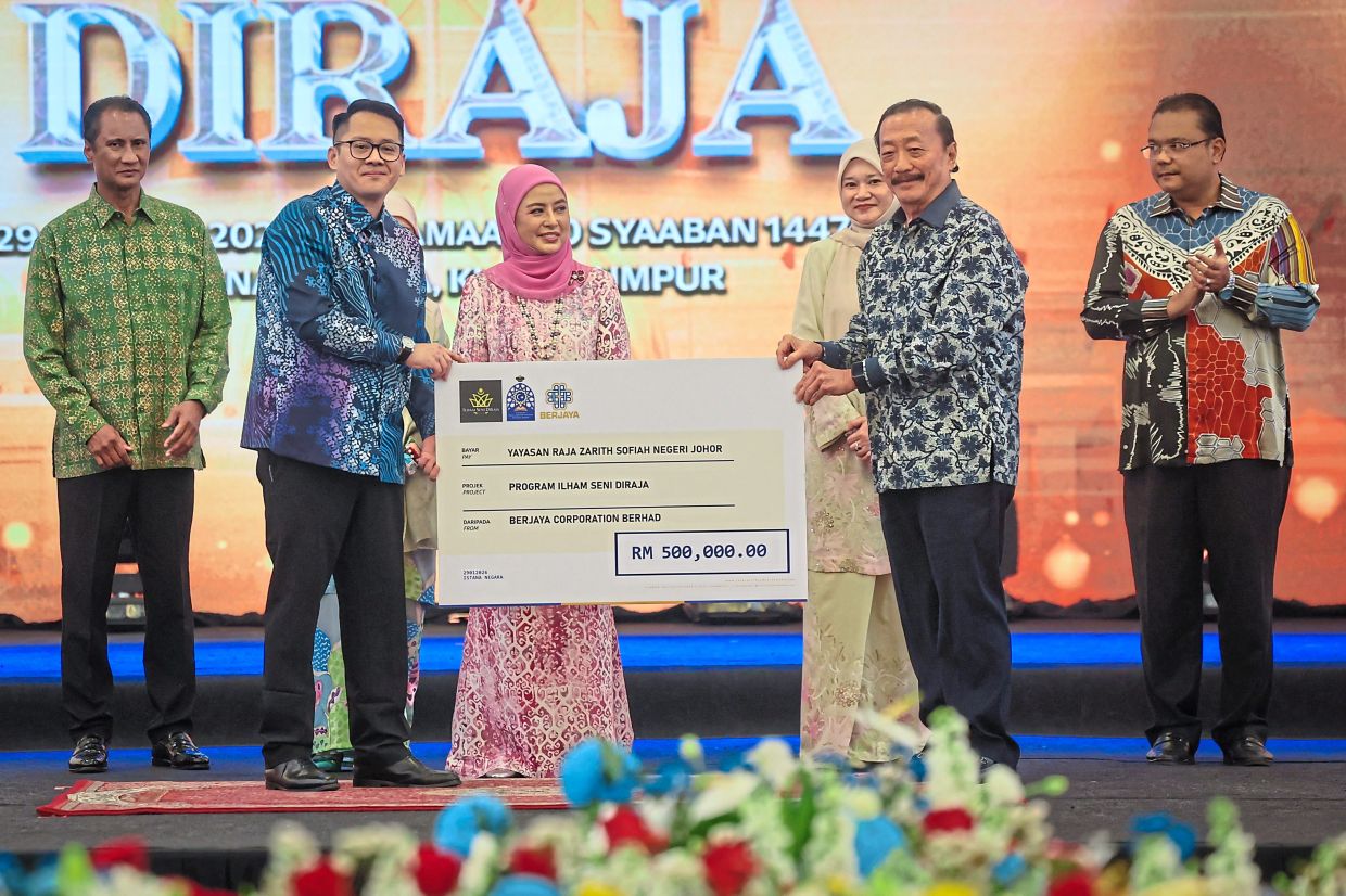 Raja Zarith Sofiah (third from left) witnessing the sponsorship handover ceremony by Tan (second from right).
