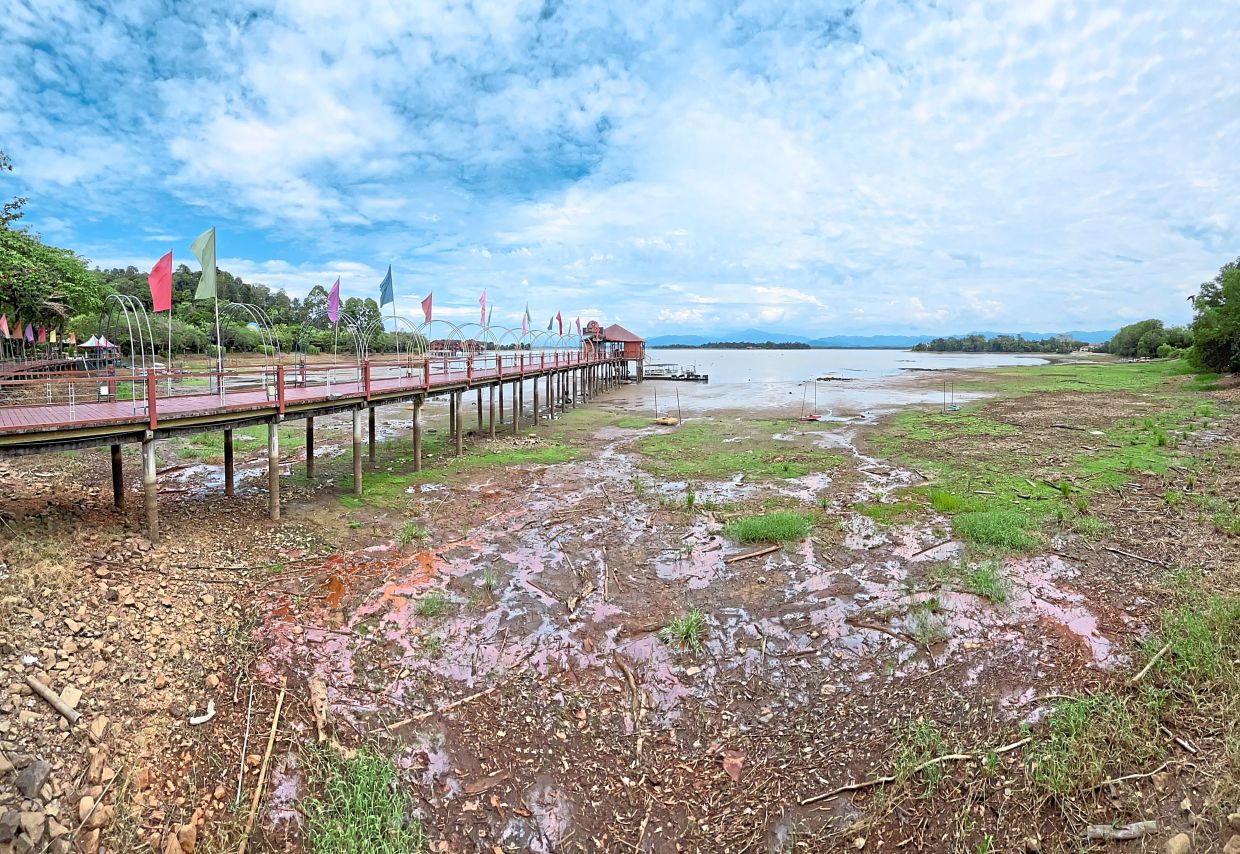 Receding waters: The low water level at the jetty in Bukit Merah Lake Town Resort, Perak. — ZHAFARAN NASIB/The Star