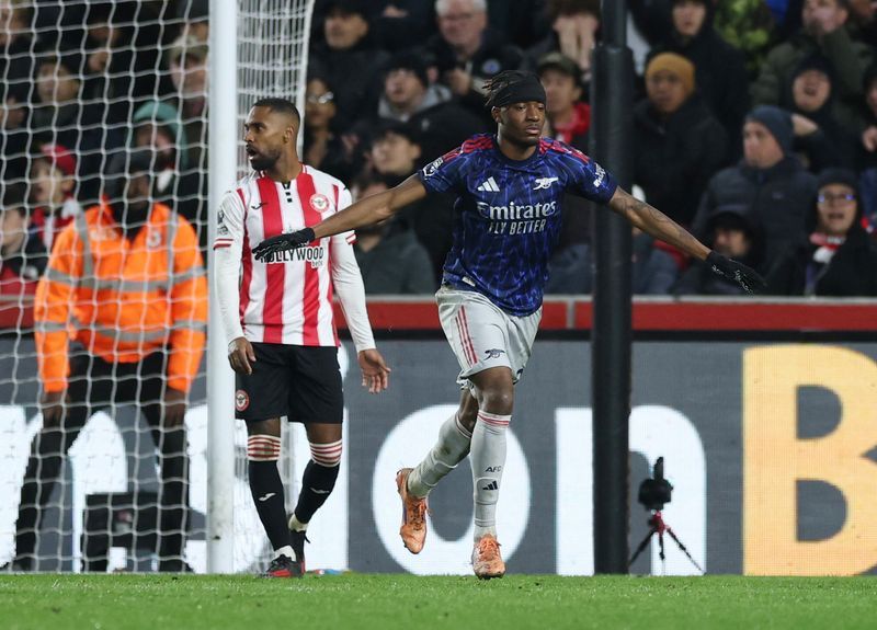 Soccer-Arsenal miss chance to go six points clear with draw at Brentford