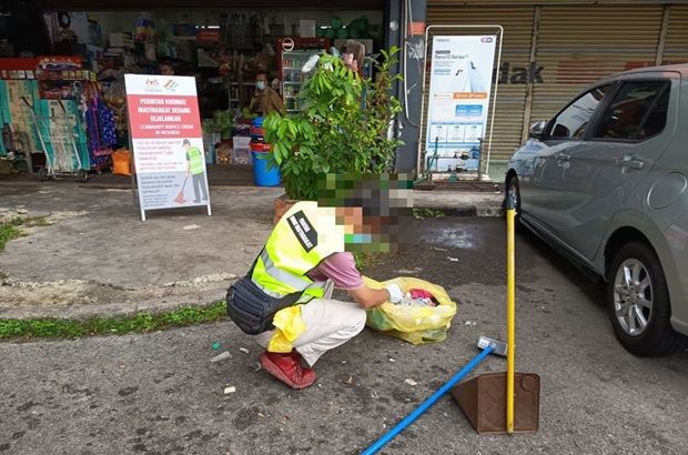 Five begin community service under new anti-littering law