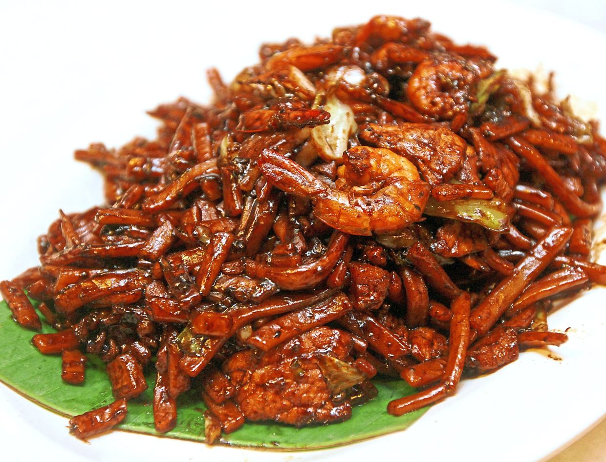 Hokkien mee was birthed by inventive Chinese migrant Ong Kim Lian in 1927 at his stall Kim Lian Kee. — Filepic
