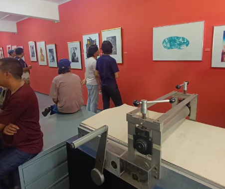At Chetak 17, the studio floor is as vital as the gallery wall, with visitors able to view the latest annual members’ showcase and examine the printmaking equipment up close. Photo: Chetak 17 