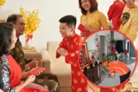 China delivery firm offers kneeling service to send Lunar New Year greetings for customers