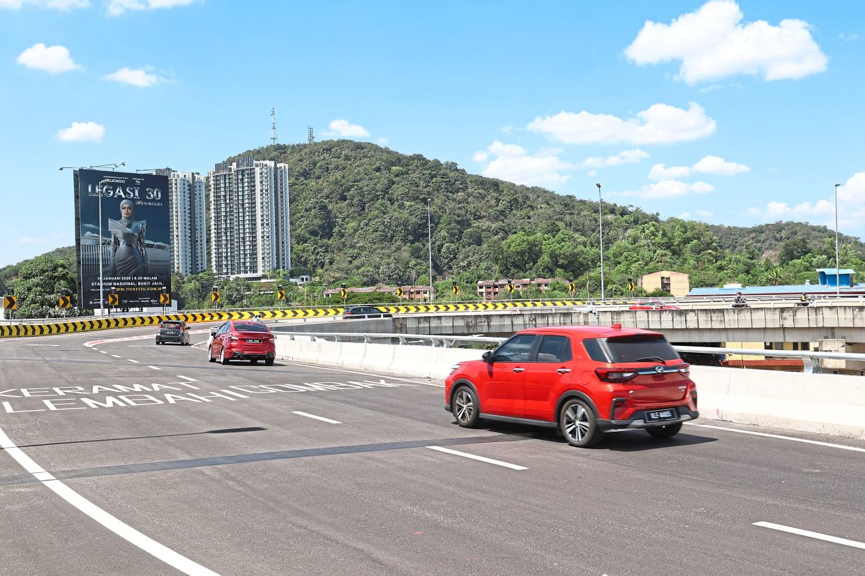 The sharp bend that splits into two lanes on the EKVE.