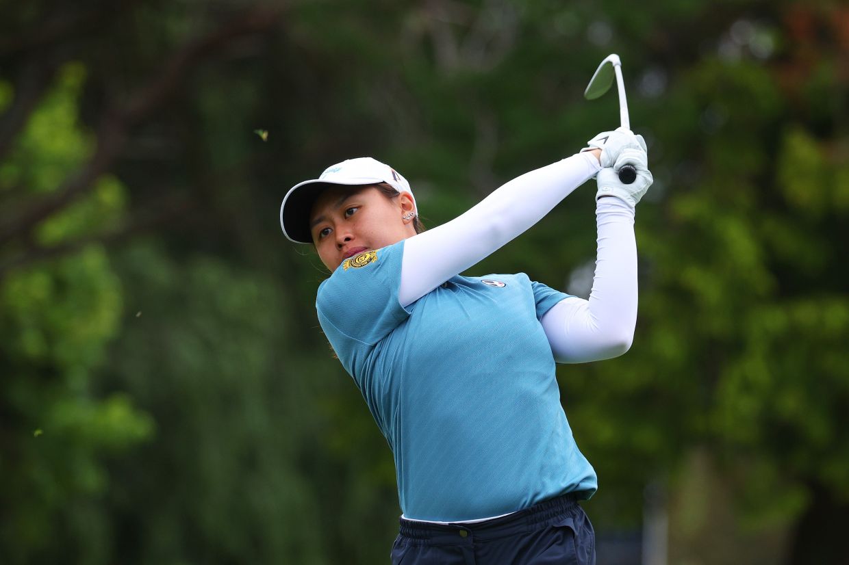 Malaysia's Jeneath Wong hit two birdies on the first and 10th holes for a bogey-free card at windy Royal Wellington Golf Club to lie in tied 17th place on 1-under 215 with 18 holes remaining.