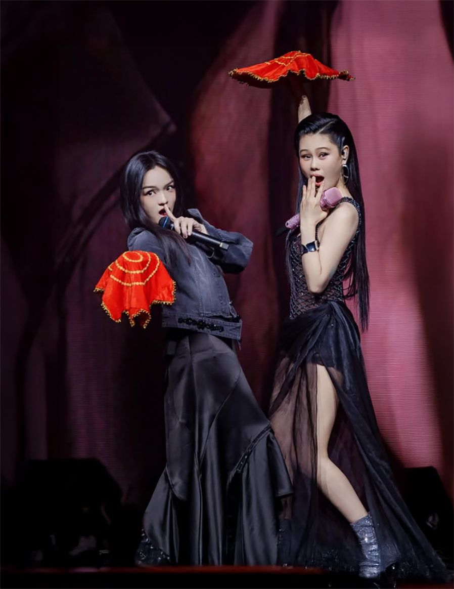 Tia Ray (right) performing with Taiwan singer Lala Hsu.
