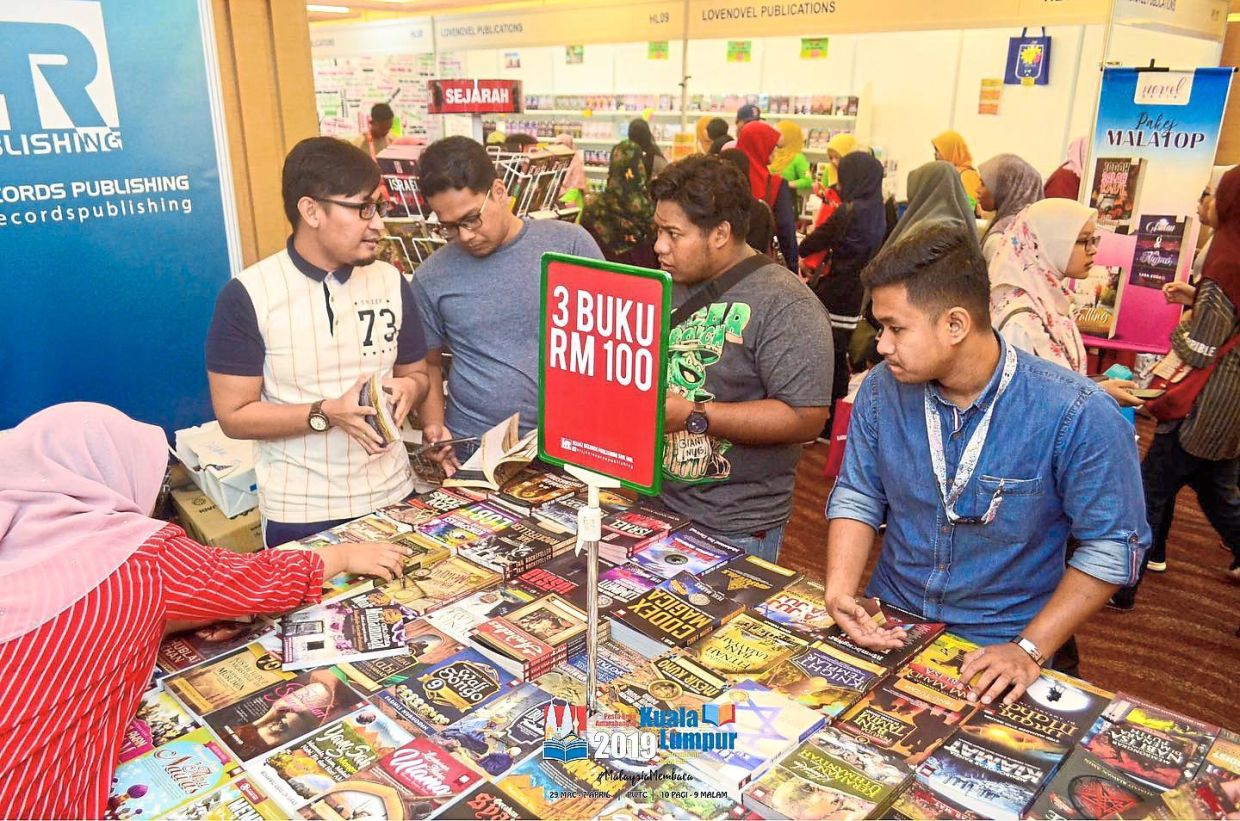 Book buyers at a recent KLIBF. — KLIBF Facebook