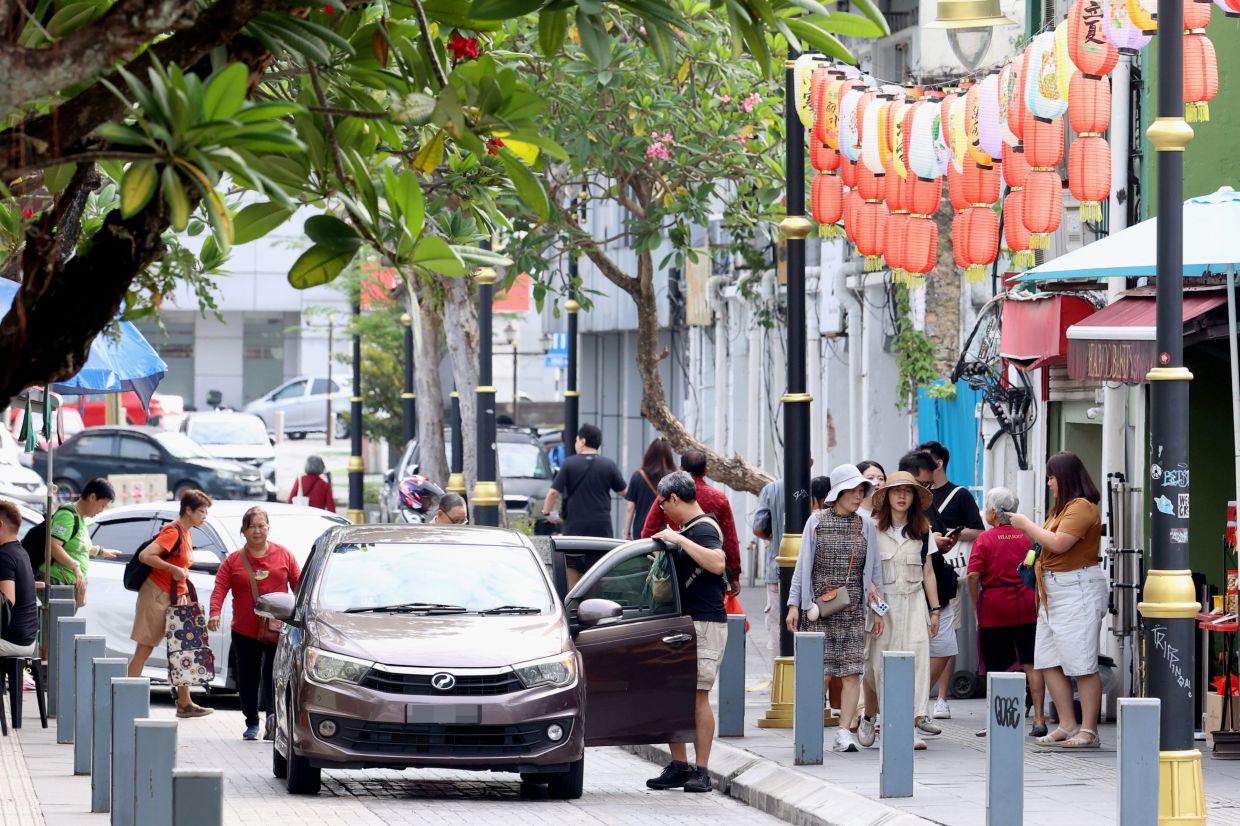Many doing last-minute shopping at JB carnival