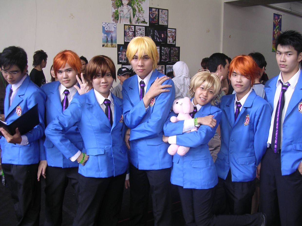 The Ouran Host Club! Kyouya (Ong Hock Chye) Hikaru (Ng Kien Keat) Haruhi (Lissa) Tamaki (Chai Hwa Haur) Honey (Icerry) Kaoru (Lim Boon Soon) & Mori (Lee Chee Wei). — Comic Fiesta 2007.