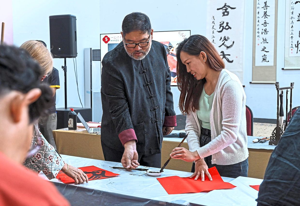 Ng (left) provides guidance during the Chinese Calligraphy demonstration session held in conjunction with the 2026 Titih Pusaka Festival, organised by the National Academy of Arts, Culture and Heritage (Aswara) in Kuala Lumpur recently.Photo: Bernama