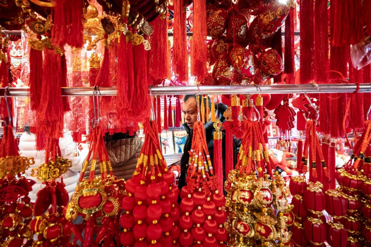 Shoppers at a market ahead of the Lunar New Year in Shanghai, China. The Chinese New Year is traditionally a time for gathering with family, cleaning house, and exchanging gifts — not only in China but also across several other Asian countries, such as Malaysia, Singapore, Thailand, Indonesia, Vietnam, and South Korea, and their diasporas. -- Photographer: Qilai Shen/Bloomberg