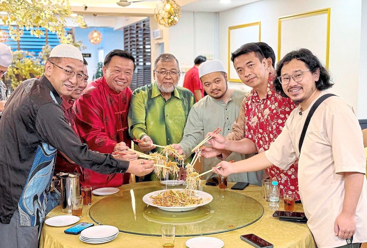 For prosperity: Taufiq (third from left) and Institute of Islamic Understanding Malaysia deputy chairman Prof Emeritus Datuk Dr Mohd Yusof Othman (centre) tossing yee sang at a Macma reunion dinner.