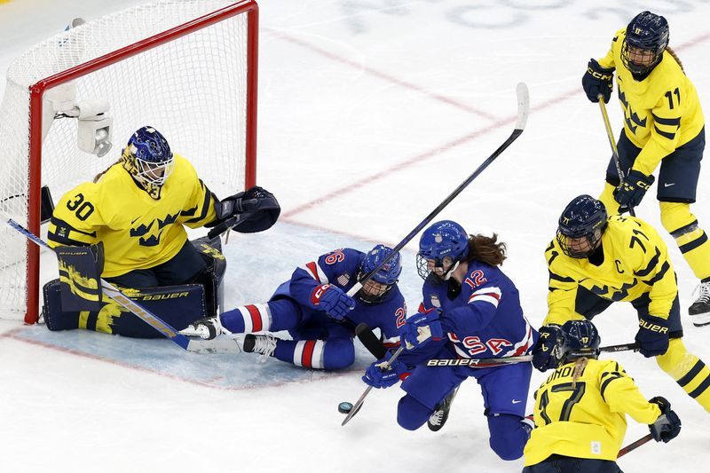 Olympics-Ice hockey-Dominant US slam door on Sweden to reach women's final