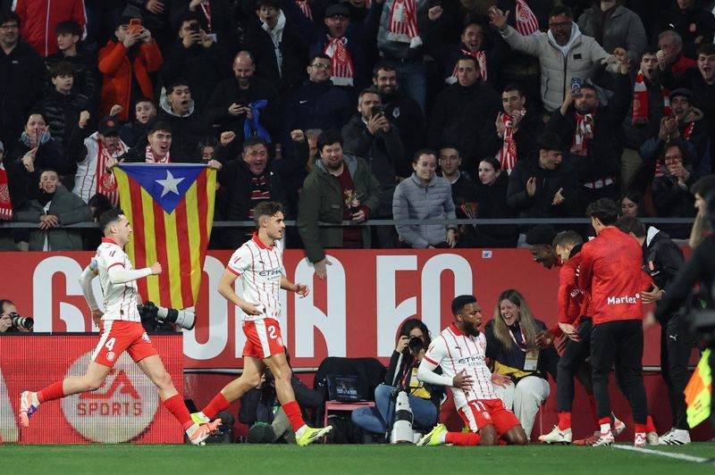 Soccer-Girona stun Barcelona 2-1 to leave Real Madrid top of LaLiga
