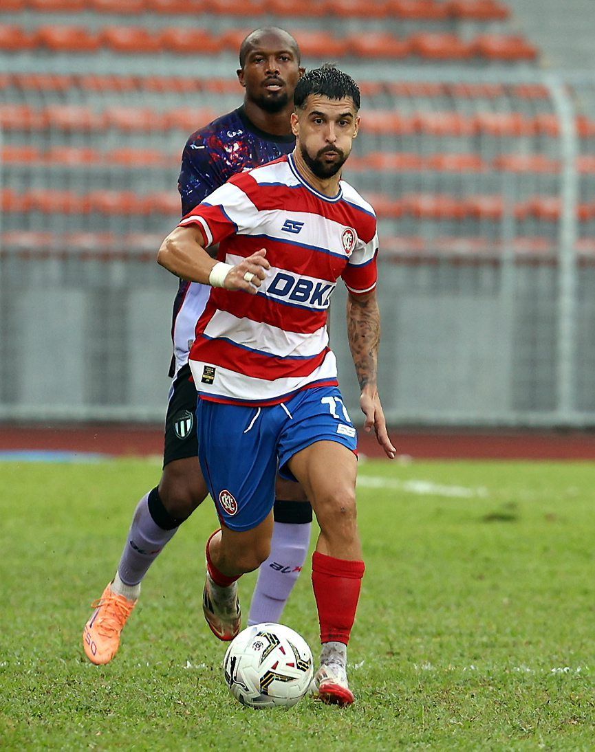 City hero: Kuala Lumpur’s Victor Ruiz vying for the ball with a Terengganu player. — MUHAMAD SHAHRIL ROSLI/The Star