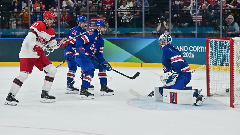Olympics-Ice hockey-Lighten up! Organisers to put up different colour boards to aid visibility