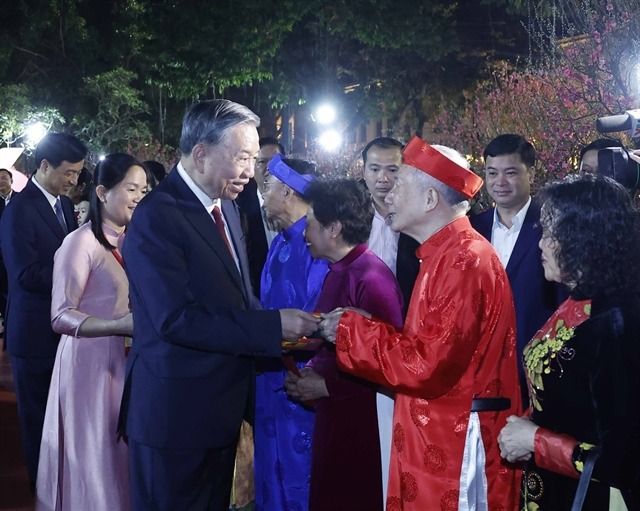 Vietnamese party leader offers incense at Ly Thai To Monument, extends Tet greetings to Hanoi residents