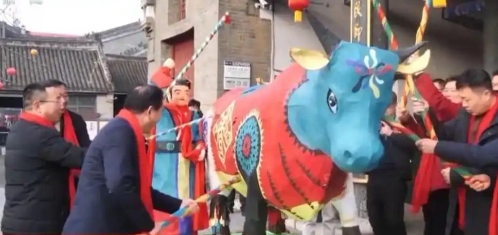 A group of men gather together to perform the striking of a symbolic ox. - Photo: Baidu