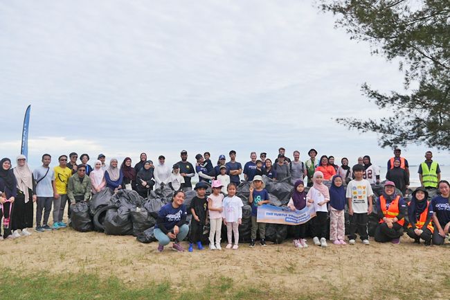 Brunei royalty grace beach clean-up