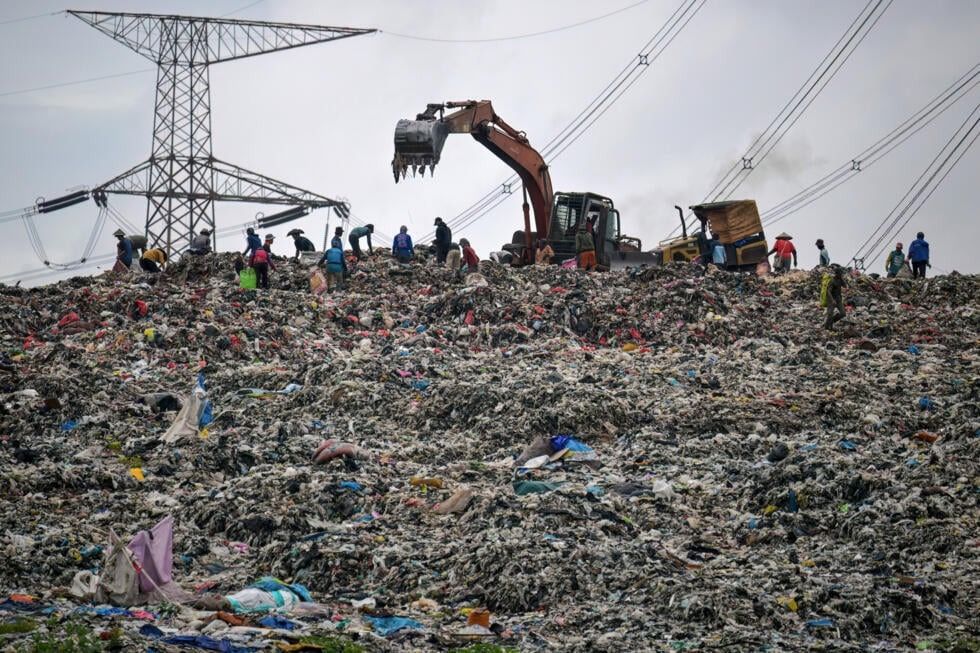 Indonesia capital faces 'filthy' trash crisis