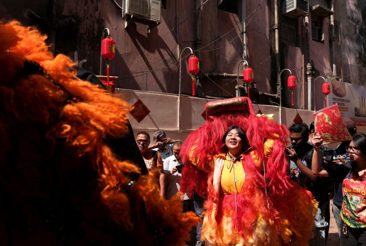 Members of the Chinese community perform the lion dance to mark Lunar New Year celebrations in Kolkata, India, on Tuesday, February 17, 2026. -- Photo: REUTERS/Sahiba Chawdhary