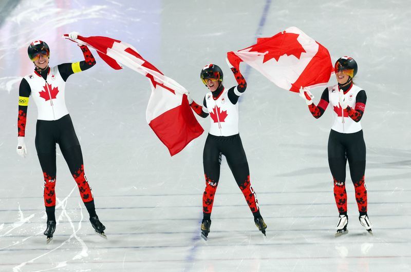 Olympics-Speed skating-Canada win women's team pursuit gold at Milano Cortina