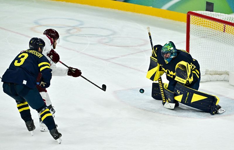 Olympics-Ice hockey-Sweden beat Latvia to set men's quarter-final meeting with US