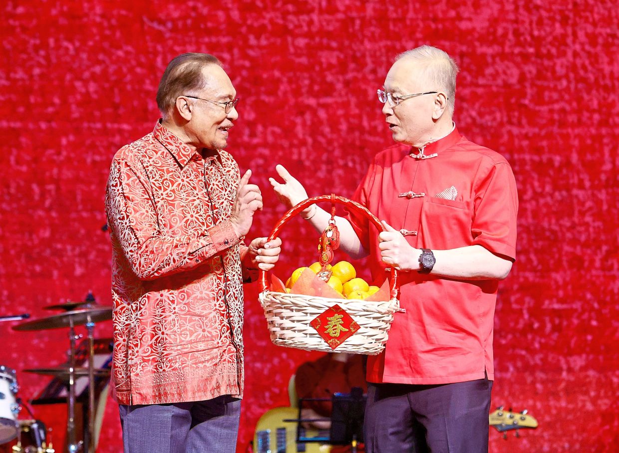 Shared vision: Anwar receiving a token of appreciation from Dr Wee in conjunction with MCA’s Chinese New Year open house at Wisma MCA in Kuala Lumpur. — FAIHAN GHANI/The Star