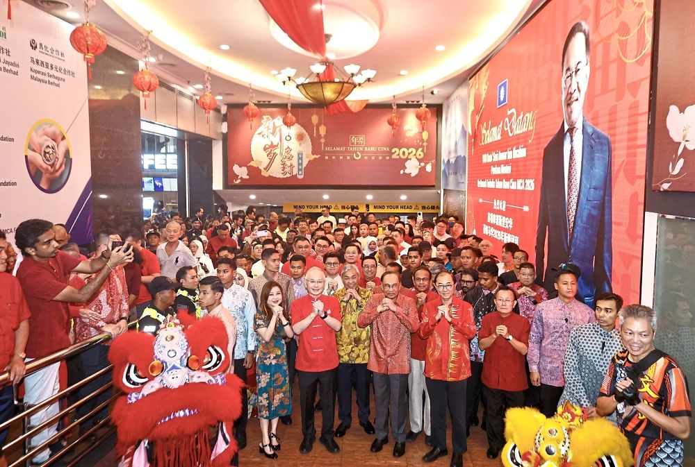 Festive unity: Prime Minister Datuk Seri Anwar Ibrahim with (from left) Datin Seri Jessica Lim, MCA president Datuk Seri Dr Wee Ka Siong, Deputy Prime Minister Datuk Seri Dr Ahmad Zahid Hamidi and MCA deputy president Datuk Dr Mah Hang Soon posing for pictures at the MCA’s Chinese New Year open house at Wisma MCA, Kuala Lumpur. — FAIHAN GHANI/The Star