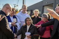 Catholic leaders bring communion to immigration detainees near Chicago after court win