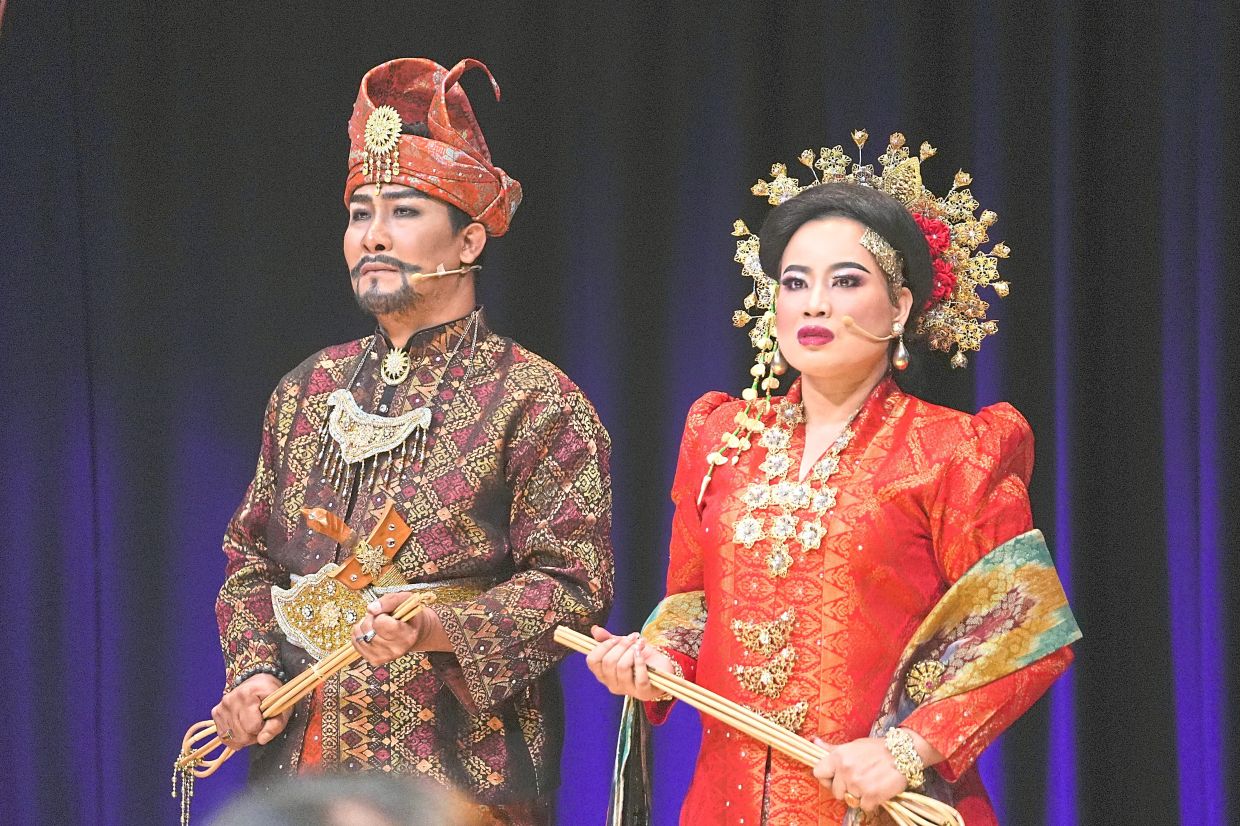 'Teater Muzikal Mek Mulung Puteri Darah Putih', starring Khairul Anuar Zainudin and Zamzuriah Zahari, earned 12 nominations in Musical Theatre. Photo: Bilberkarya