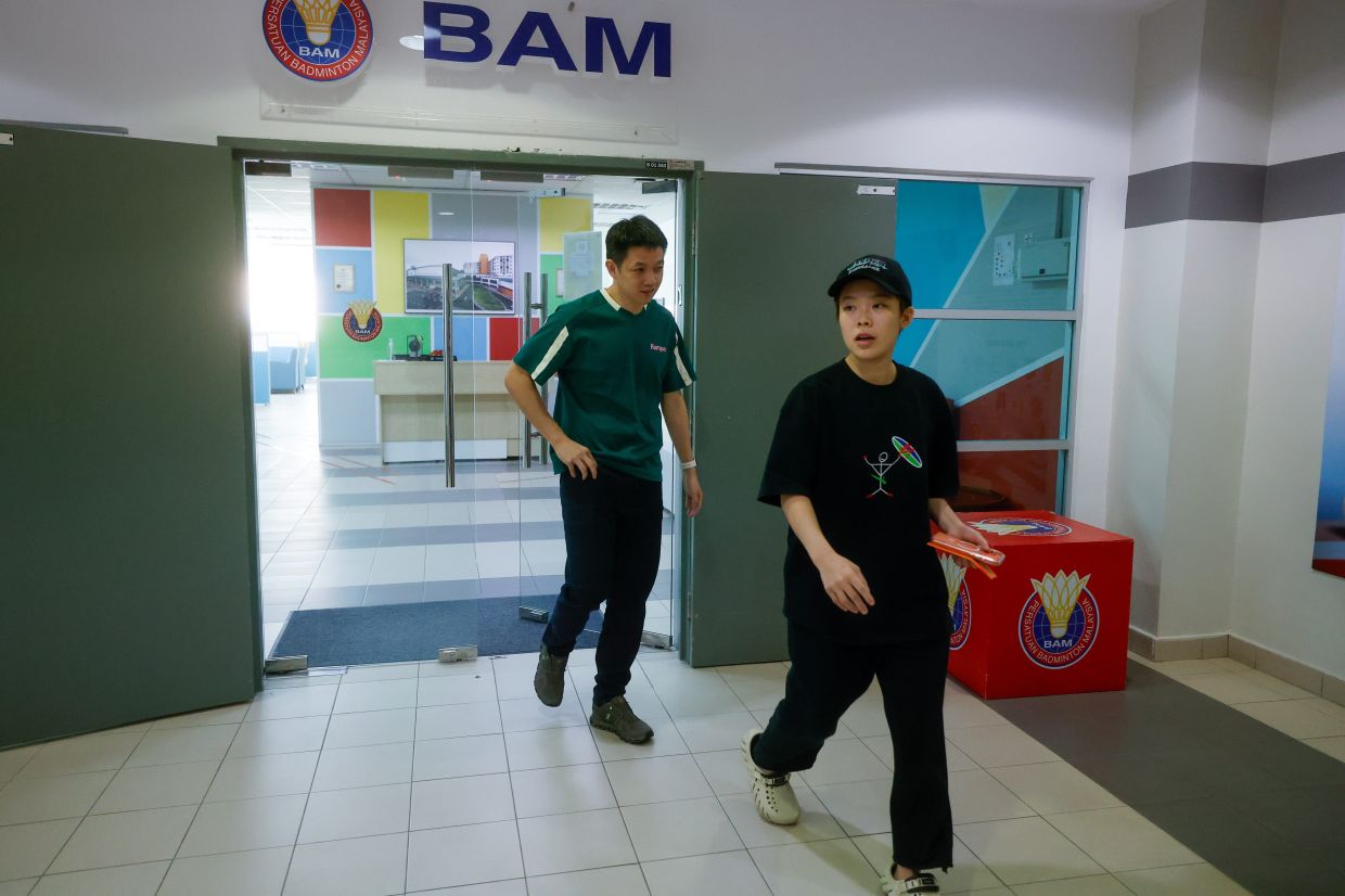 KUALA LUMPUR, 20 Feb -- Permain perseorangan wanita negara profesional, Goh Jin Wei (kanan) mengadakan pertemuan bersama Pengerusi Jawatankuasa Prestasi Persatuan Badminton Malaysia (BAM) berhubung penyertaan mereka di Kejohanan Thomas dan Uber Cup di Horsens, Denmark April ini.Turut hadir Jurulatih Lee Zii Jia, Liew Darren (kiri).-- fotoBERNAMA (2026) HAK CIPTA TERPELIHARA