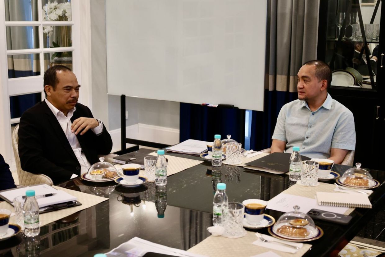 Johor MACC director Hairuzam Mohmad Amin @ Hamin (left) in discussion with Johor Mentri Besar Datuk Onn Hafiz Ghazi during a meeting at the Mentri Besar’s official residence in Johor Baru.