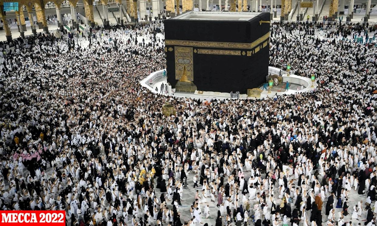Makkah's grand mosque welcomes Muslims on the first Friday of Ramadan