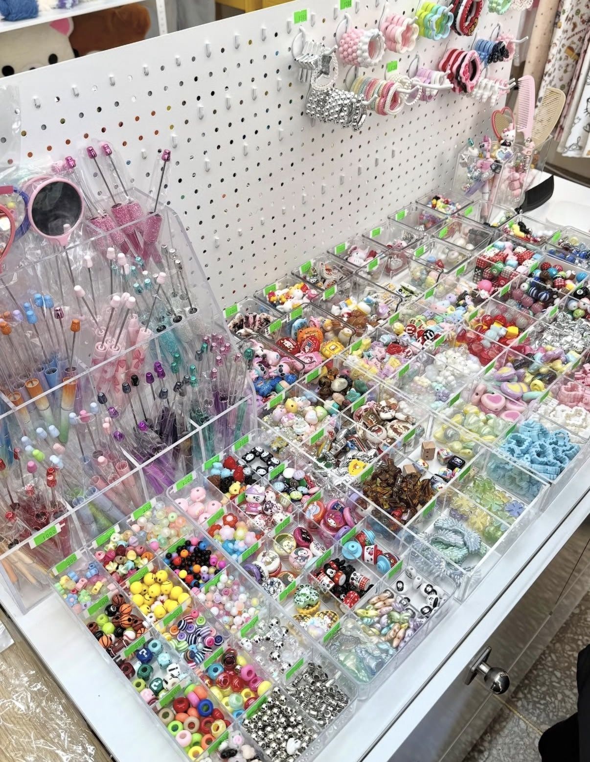 Accessory supply arcade on the fifth floor of Dongdaemun Shopping Complex in Jongno-gu, Seoul — Photo: Instagram)