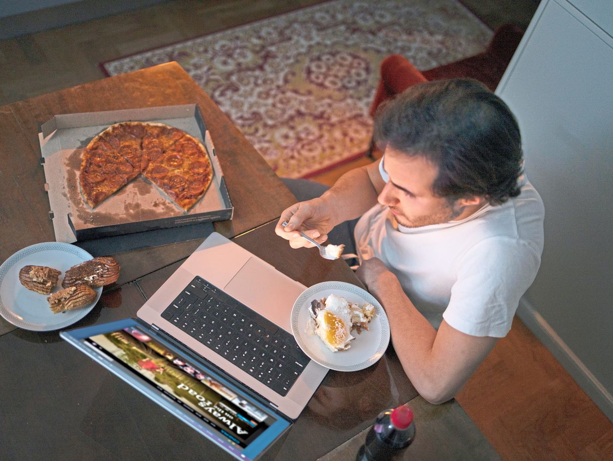 A misaligned circadian rhythm may also cause you to feel hungry outside of your regular mealtimes.