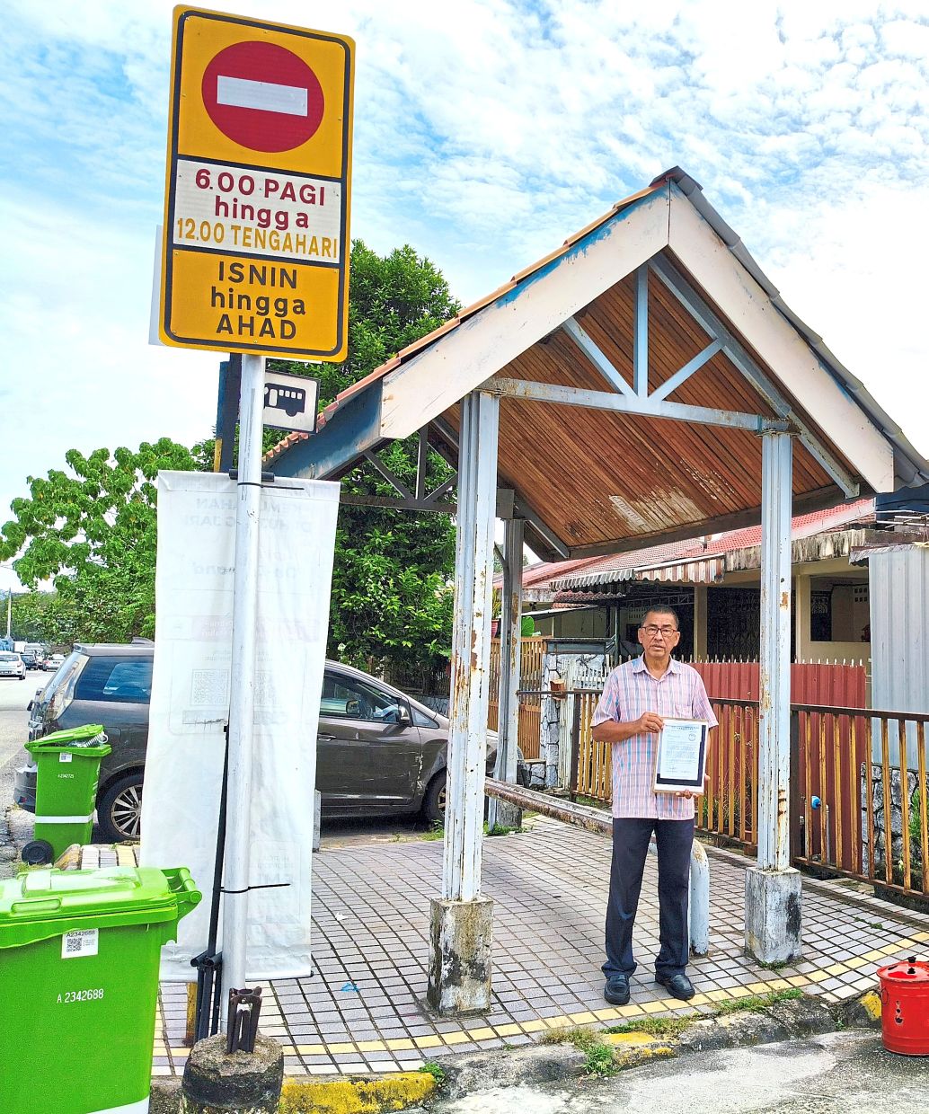 Yee at the abandoned bus stop in Jalan Bangau, Kuala Lumpur.